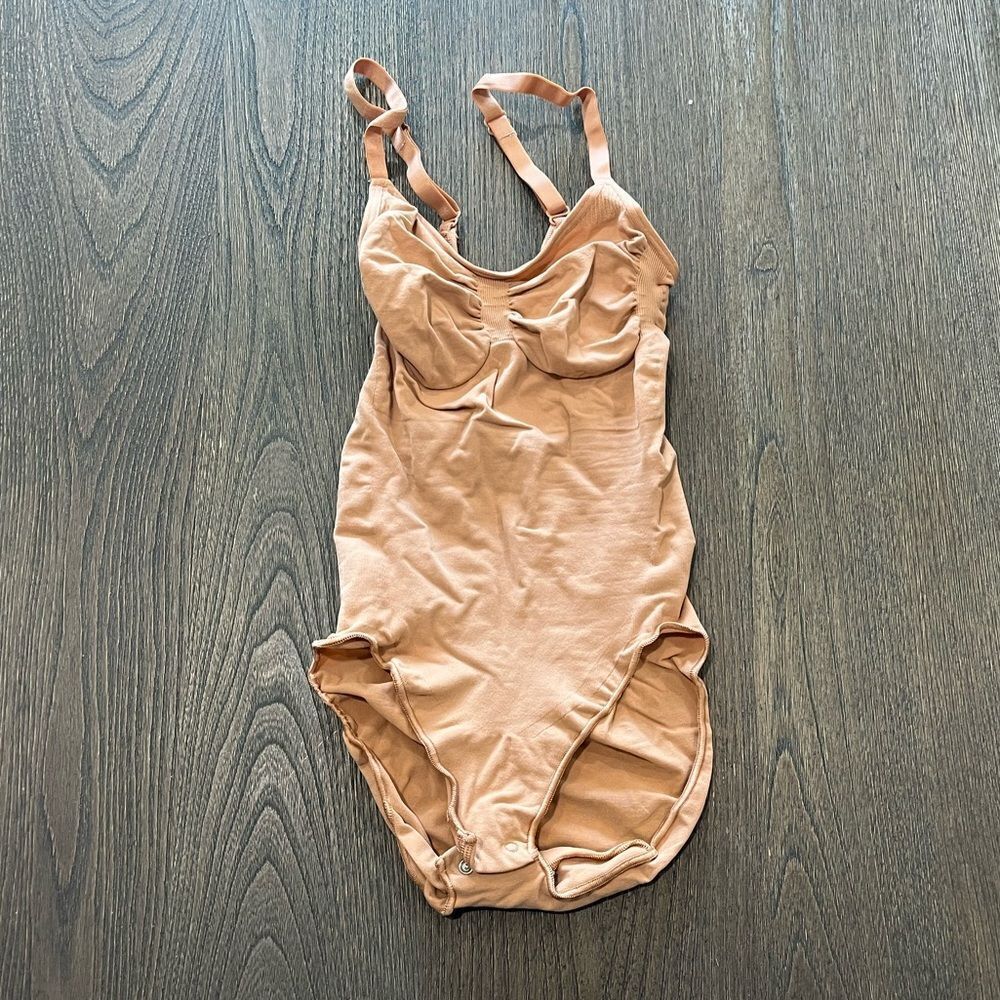 NWOT Skims Sculpting Bodysuit - Size S/M